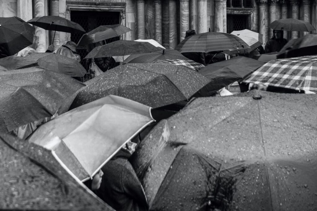 Warteschlange vor einer Arztpraxis