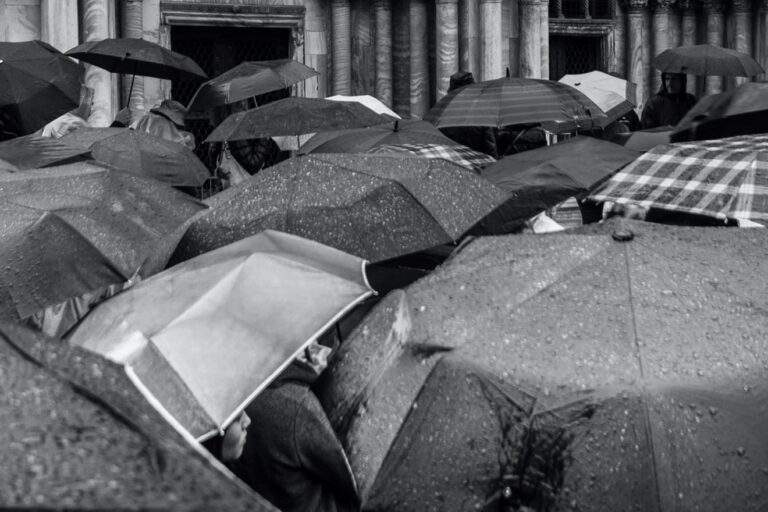 Warteschlange vor einer Arztpraxis