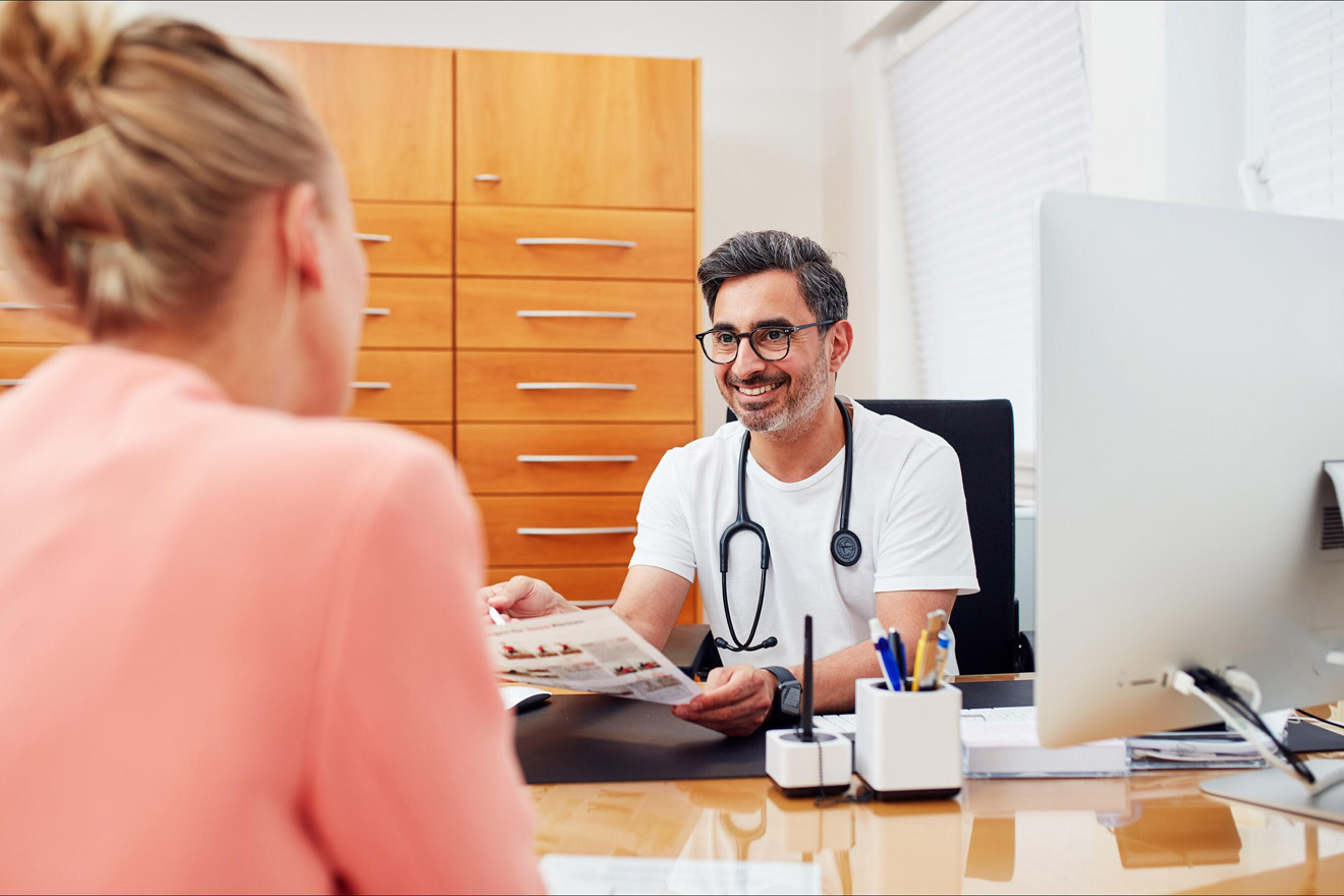 Sami Gaber beim Patientengespräch