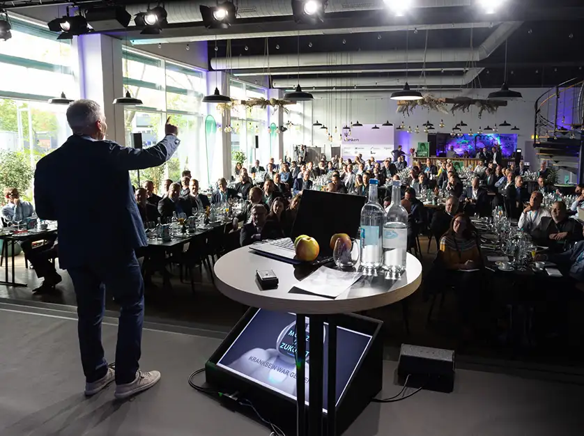 Dr. Gerd Wirtz, Longevity Speaker, hält Vortrag auf der Bühne vor großem Publikum